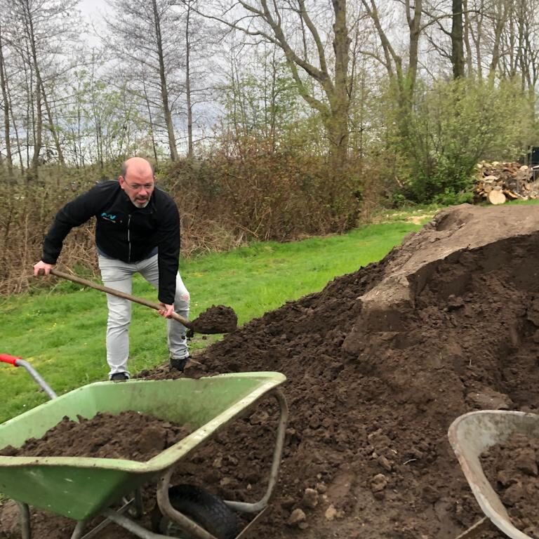 Collega Stef Akkerman schept zand