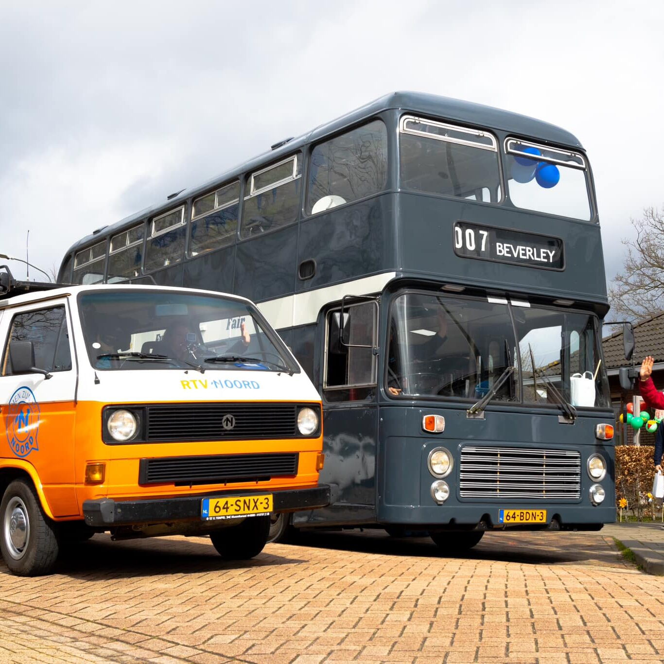 Busje van RTV Noord staat naast Buster foodtruck