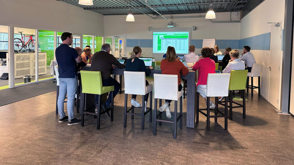 Wanneer we samen met onze klanten veel tijd steken in het ontwikkelen van gebruiksvriendelijke rapportages die voorzien in de informatiebehoefte van de gebruiker, is het minstens zo belangrijk om hen wegwijs te maken in het gebruik van die rapportages. Voor de eindgebruikers van Friesland Lease verzorgden we onlangs een interactieve basistraining Power BI.