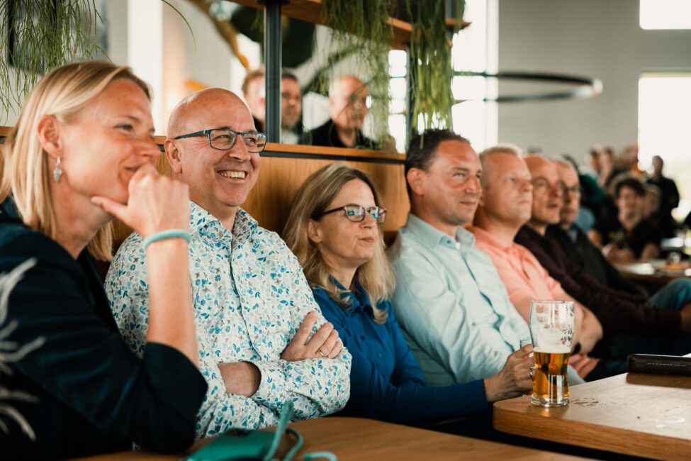 Collega's luisteren aandachtig naar futuroloog Tony Bosma tijdens Open Space van New Nexus