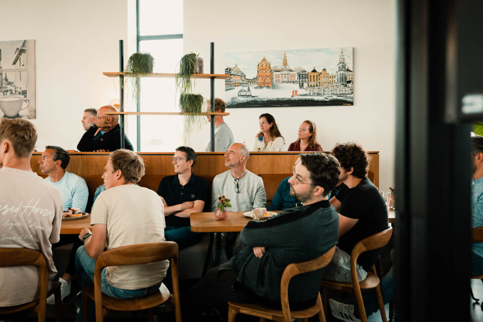 Collega's luisteren aandachtig naar futuroloog Tony Bosma tijdens Open Space van New Nexus