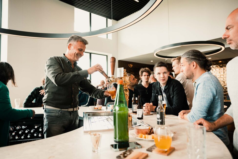 Collega's New Nexus drinken biertje en praten na tijdens Open Space