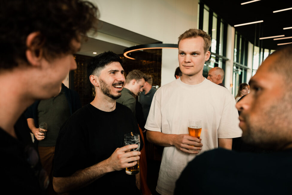 Collega's New Nexus drinken biertje na Open Space