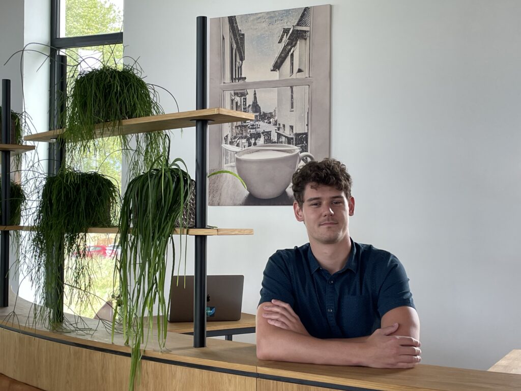 Welk framework kies je wanneer je een app wilt (laten) bouwen? Moet de app geschikt zijn voor iOS, Android of beide? Bij crossplatform kiezen we binnen New Nexus voor Flutter. App developer Jari Kuipers was nauw betrokken bij deze keuze en vertelt je waarom hij daar voorstander van is.