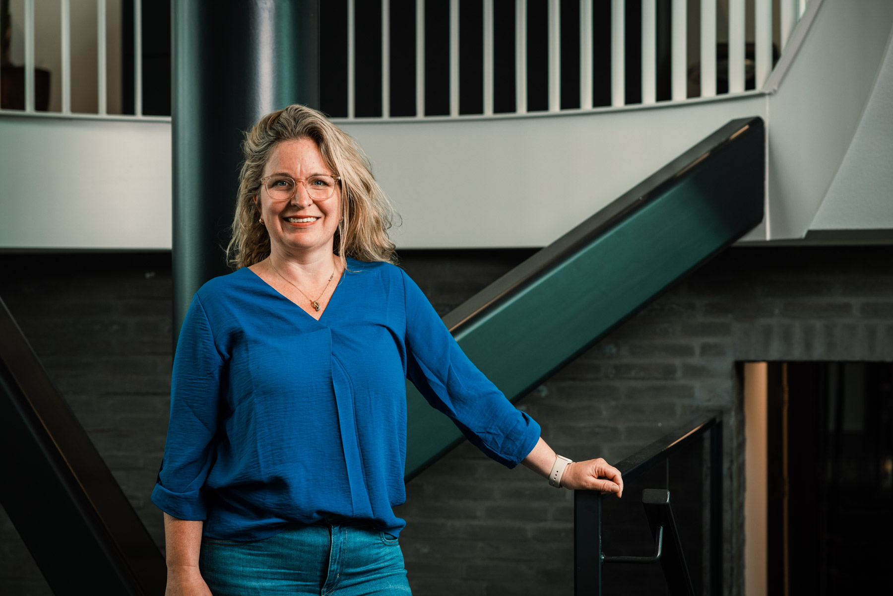 Pleuni Boelaars bij de wenteltrap in het kantoor van New Nexus