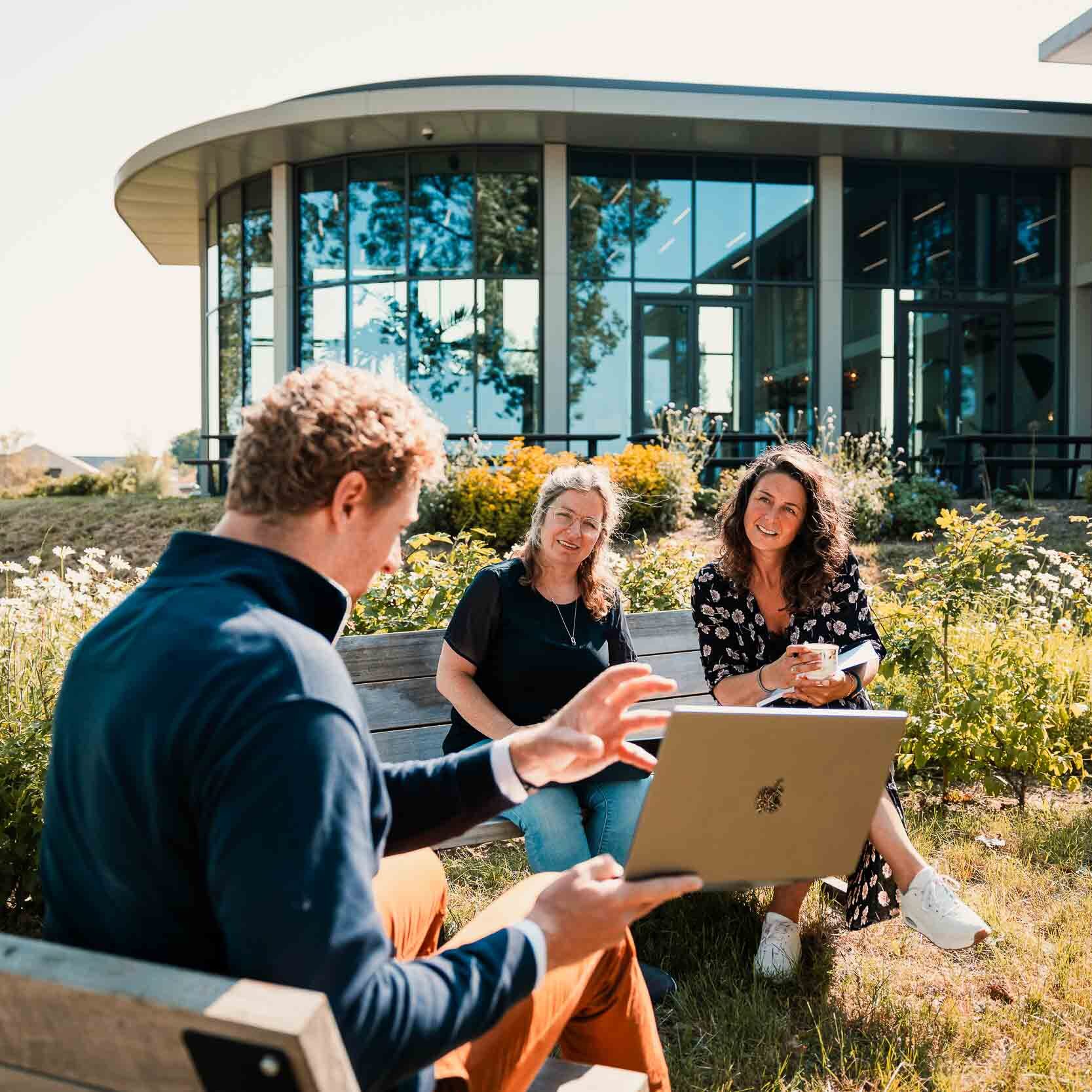 Pleuni met Ankie en Tim in overleg in de tuin van New Nexus