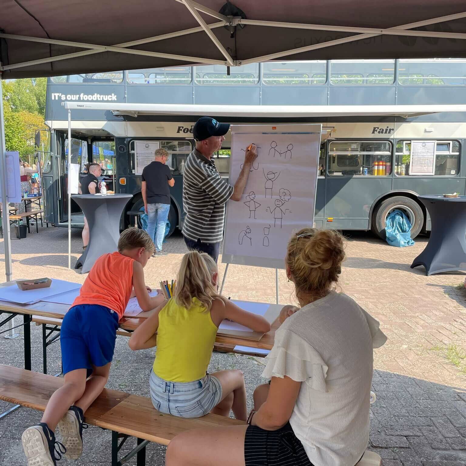 Ralph geeft tekenworkshop op Kinderfestival Haren