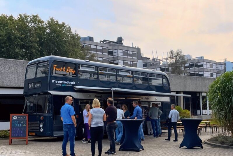 Buster Foodtruck en genodigden voor Martini Ziekenhuis