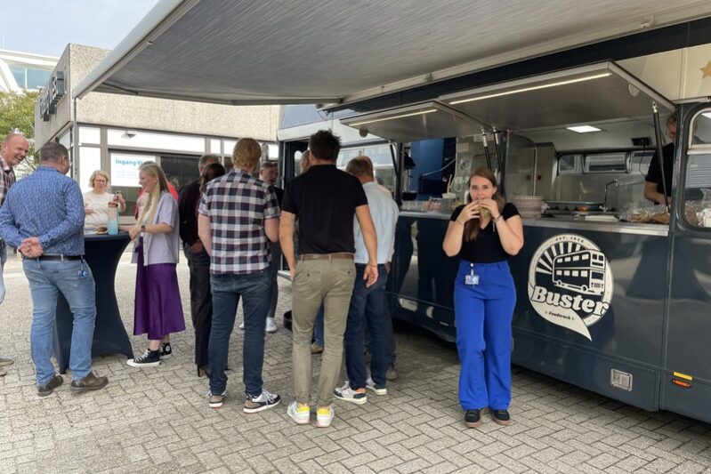 Genodigden Martini Ziekenhuis genieten van lunch en koffie bij de Buster Foodtruck van New Nexus