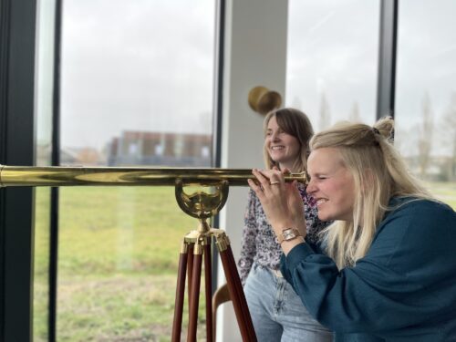 Annemijn en Brenda speuren door de verrekijker naar dataprojecten voor New Nexus For Good