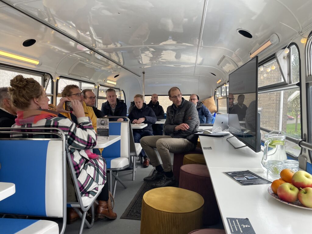 BI-team Espria geeft demo van nieuw datamodel en dashboard aan VVT-organisaties