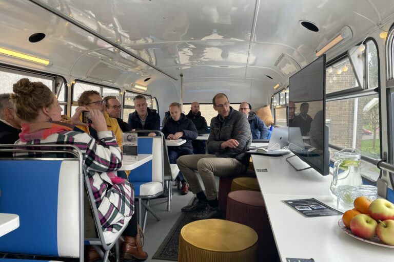 BI-team Espria geeft demo van nieuw datamodel en dashboard aan VVT-organisaties