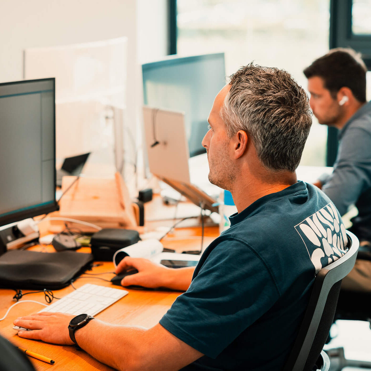 jonge mannen aan bureau achter beeldscherm