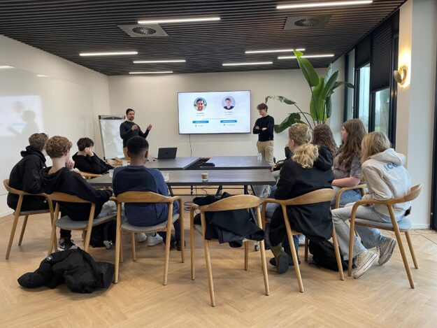 Leerlingen op bedrijfsbezoek bij New Nexus, Check the Bizz