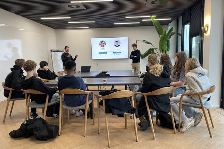 Leerlingen op bedrijfsbezoek bij New Nexus, Check the Bizz