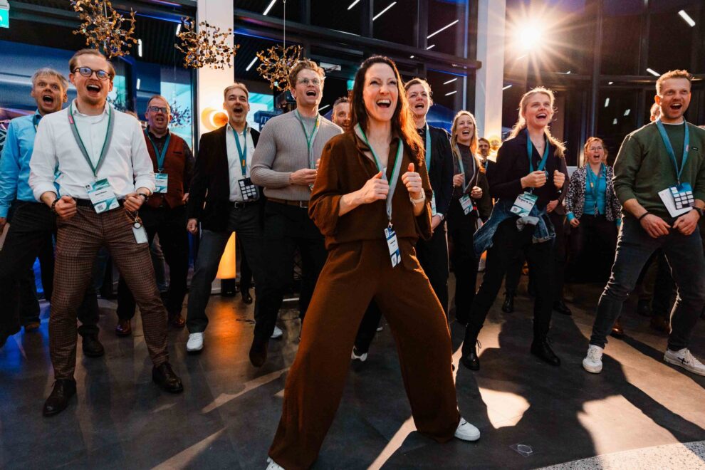 Deelnemers Voor de Verandering laten hun oerkrachten zien tijdens de Haka