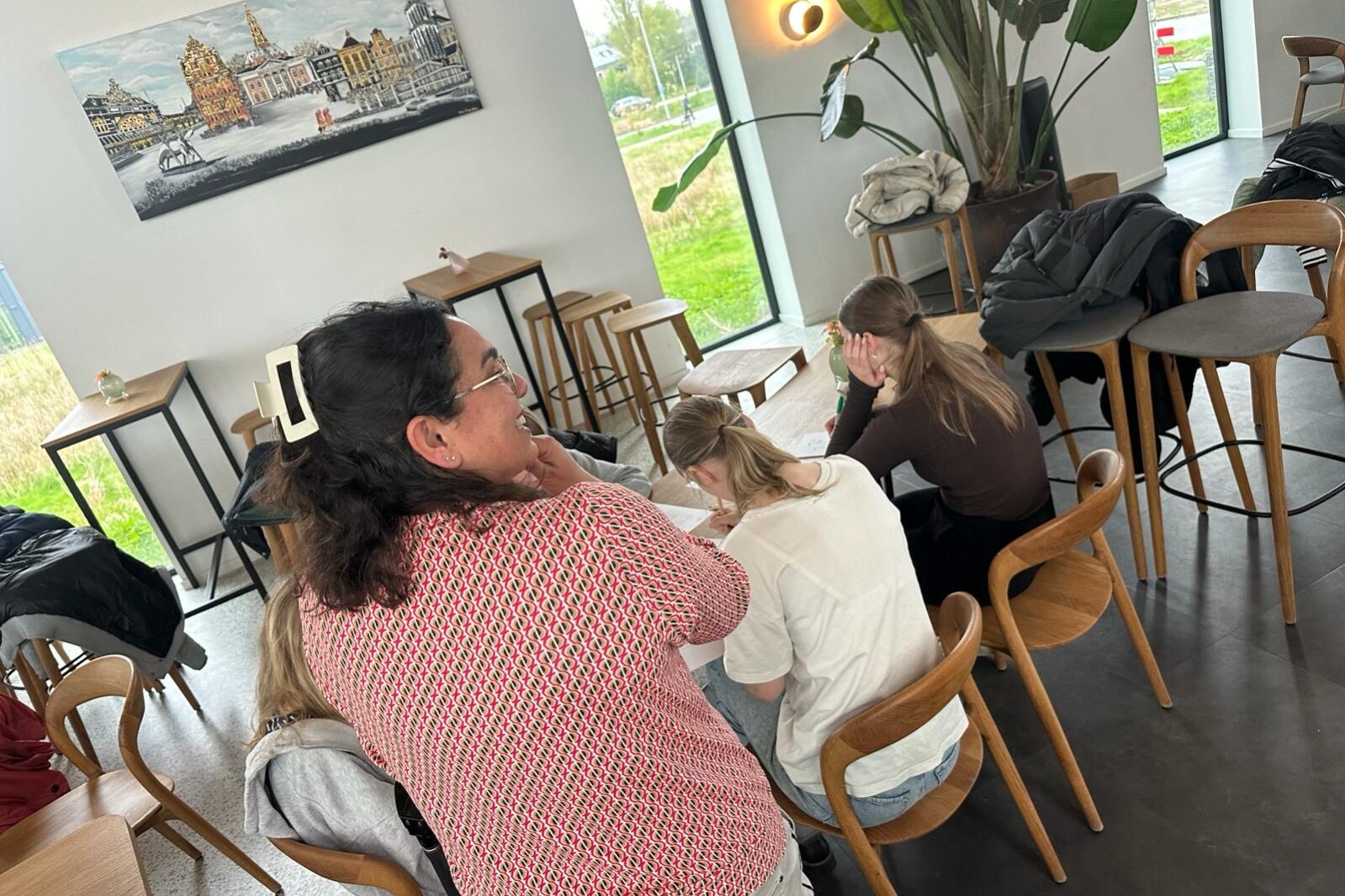 Tamara overziet groepje meiden die een app ontwerpen tijdens Girls' Day bij New Nexus