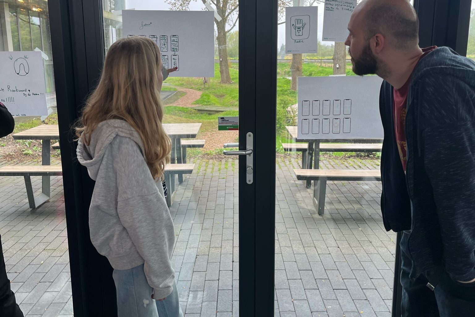 Glenn bespreekt app ontwerp met meisje tijdens Girls' Day bij New Nexus