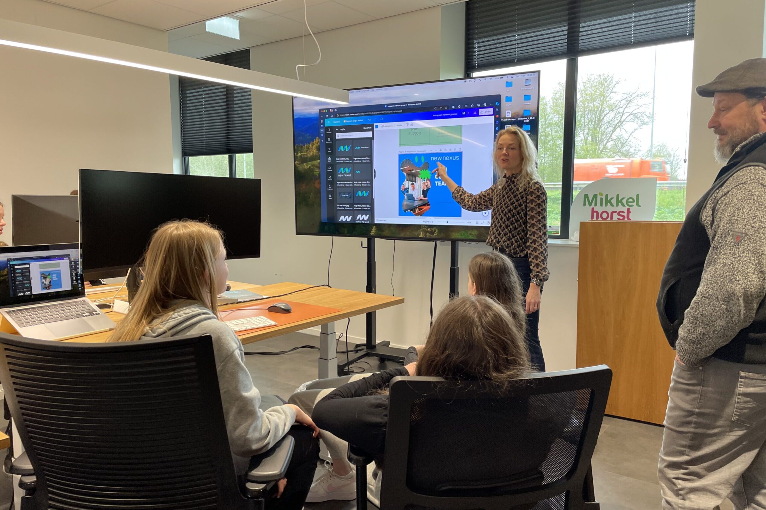 Agnes en Tomek geven workshop social media design tijdens Girls Day en bespreken de resultaten