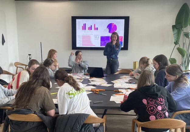 Babette geeft workshop datavisualisatie tijdens Girls Day bij New Nexus