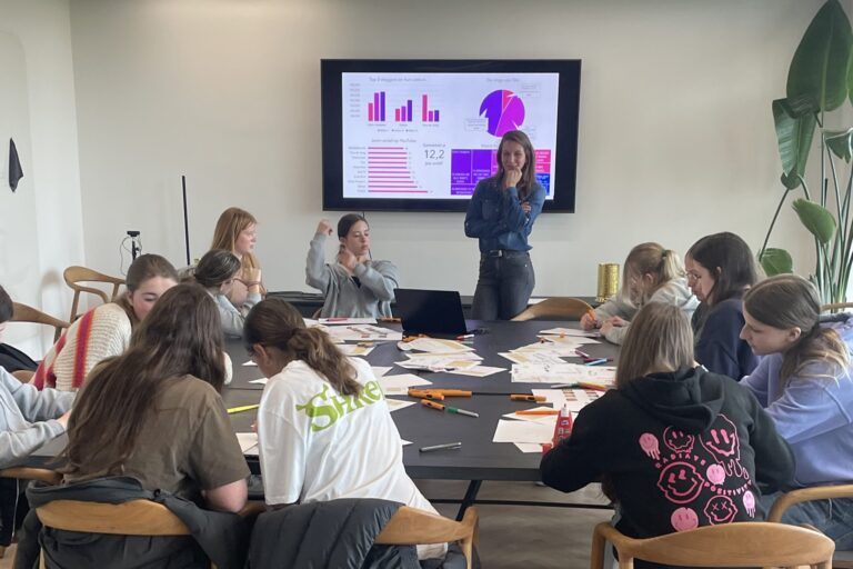 Babette geeft workshop datavisualisatie tijdens Girls Day bij New Nexus