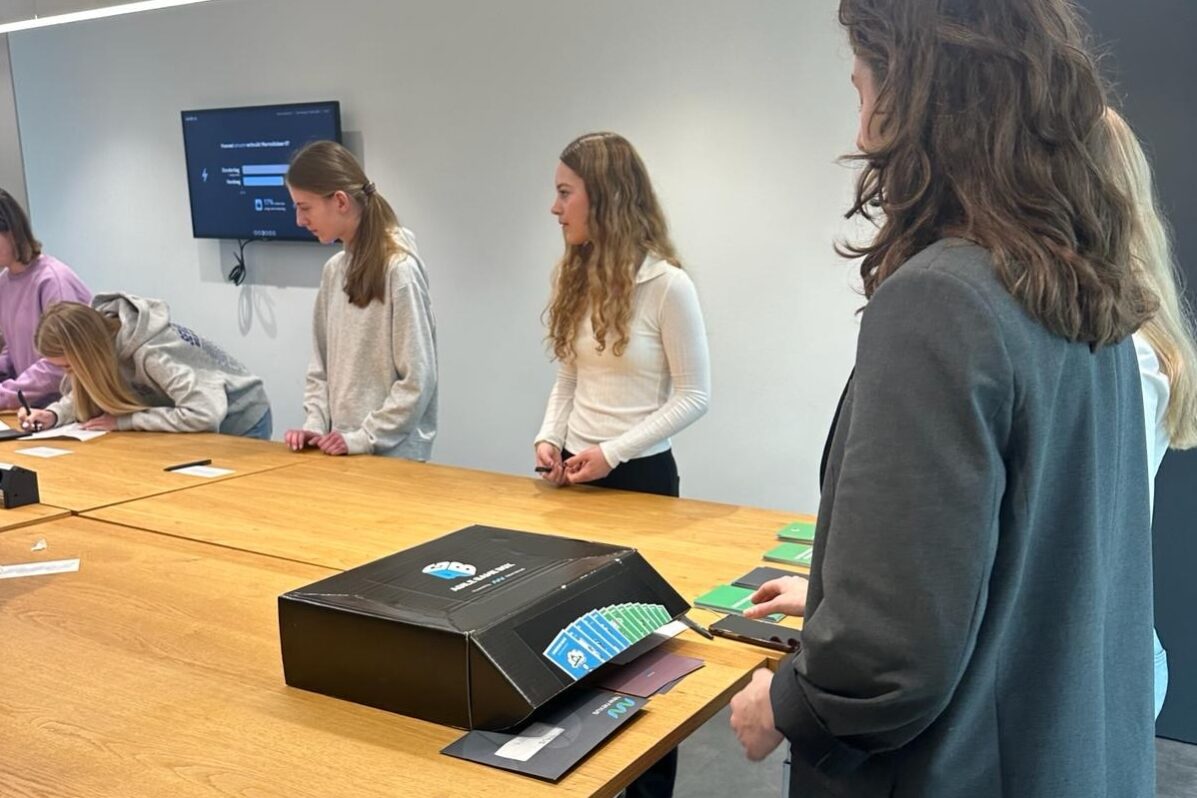 Suus geeft uitleg bij workshop serious games tijdens Girls Day bij New Nexus