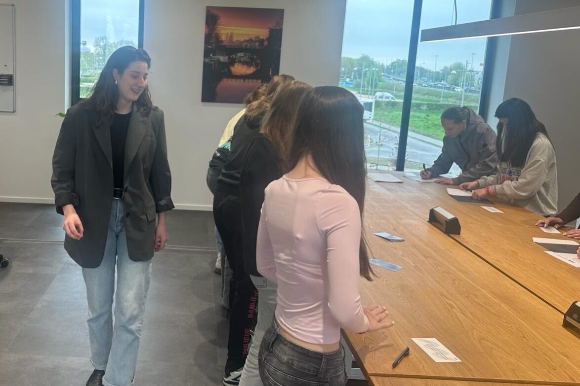 Meiden aan de slag met workshop serious games met Suus tijdens Girls Day