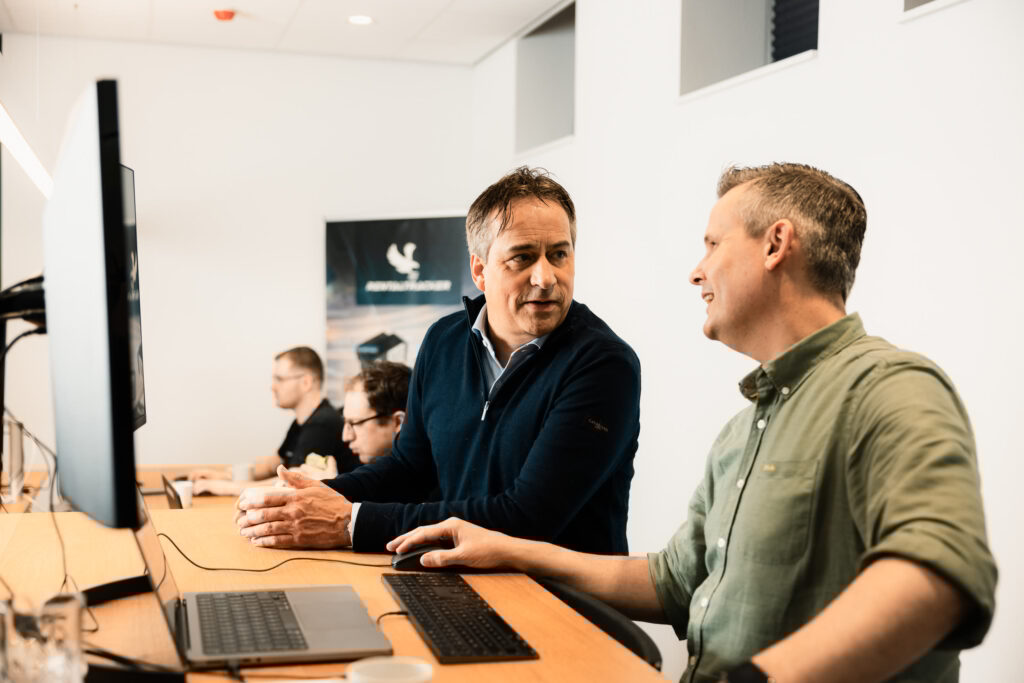 Om te kunnen voldoen aan de veranderende marktvraag moest het hele applicatielandschap van Rental Tracker op de schop. Een interview met eigenaar Klaas Beintema en product owner Vincent Assen. Over meer regie voor klanten en medewerkers, domme trackers slim maken en plannen voor de toekomst.