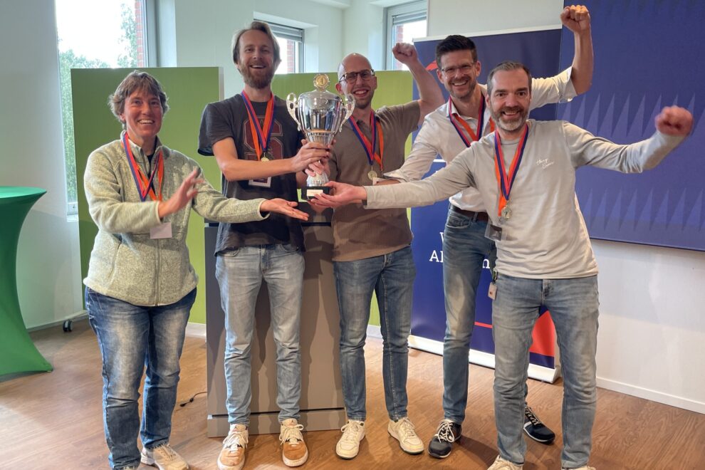 De vijf leden van het winnende team VIN-IT houden samen de beker vast als RDW AI Champion