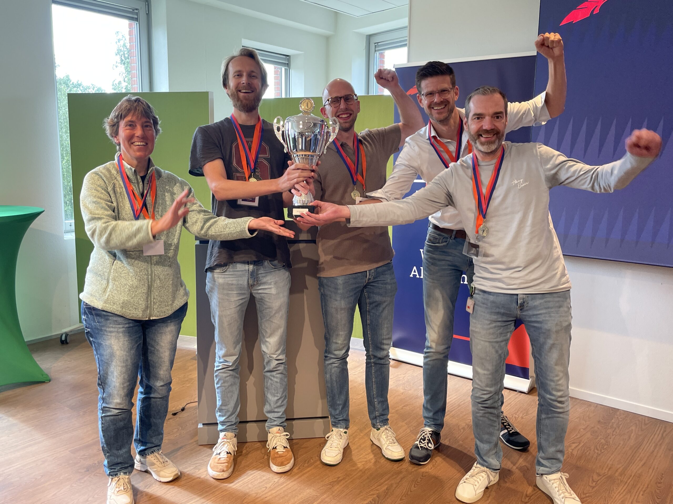 De vijf leden van het winnende team VIN-IT houden samen de beker vast als RDW AI Champion
