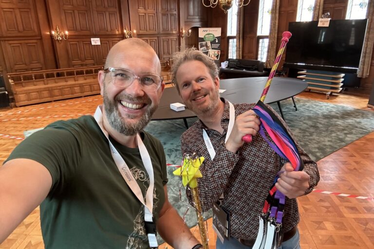 Michel en Remon in zaal provinciehuis groningen met toverstaf en keycords voor workshop ministerie van onderstromen op agile congres samenwerking noord