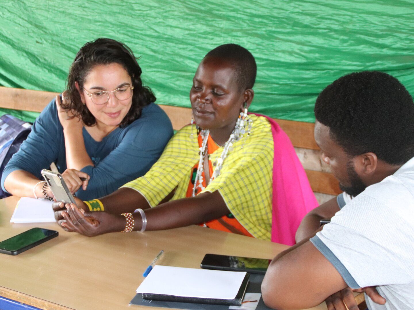 UX-designer Tamara Hattu aan tafel met een Afrikaanse boer voor het afleggen van een gebruikerstest