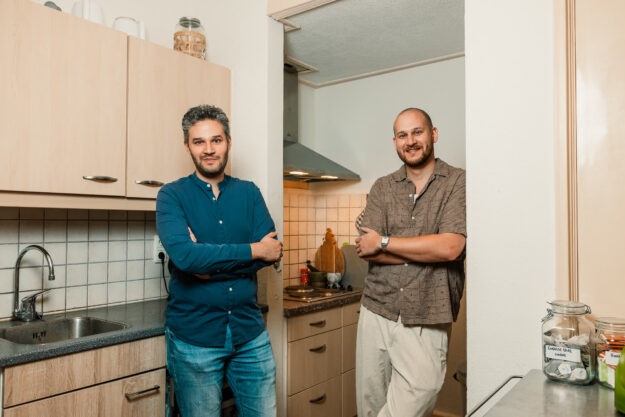 Hamelhuys Ben en Paul keuken Ben en zijn broer Paul in de keuken van het Hamelhuys