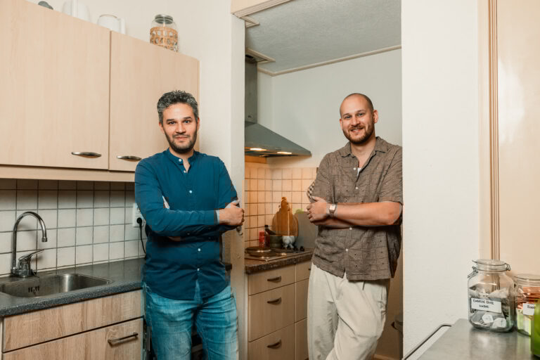 Ben en zijn broer Paul in de keuken van het Hamelhuys