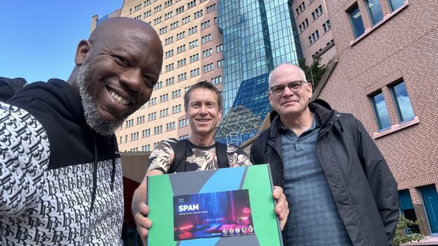 20240916_SPAM_Gasunie_buiten Marvin, Eric en Rob voor de Gasunie met de SPAM Game Box