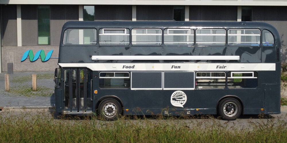 buster+wokkel no filter Engelse dubbeldekker Buster foodtruck voor de ingang van het kantoor van New Nexus