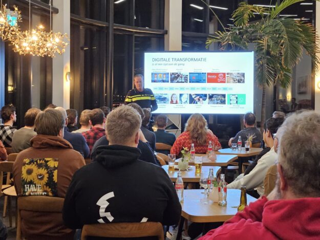 Frank Smilda Politie GDGG 2024 Frank Smilda van Politie Nederland vertelt over digitale transformatie bij de politie voor volle zaal van google developers group groningen