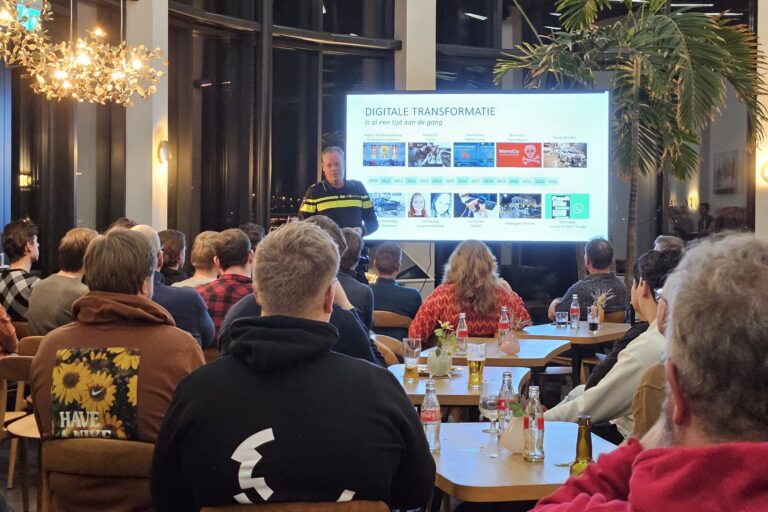 Frank Smilda van Politie Nederland vertelt over digitale transformatie bij de politie voor volle zaal van google developers group groningen