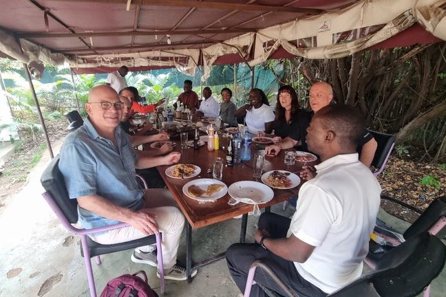 Leden Focusgroep ICT in Afrika eten met docenten van Zone01 in Kisumu