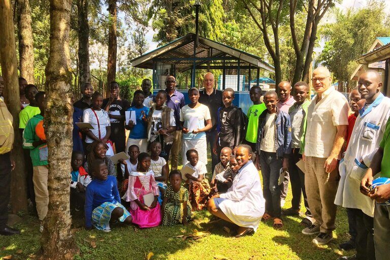 Groepsfoto focusgroep Africa met inwoners Kisumu