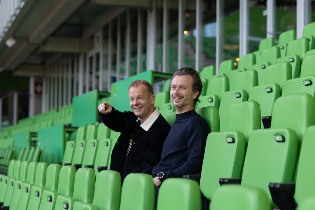 Vincent Colje en Mark Vos wijzend op de tribune van FC Groningen