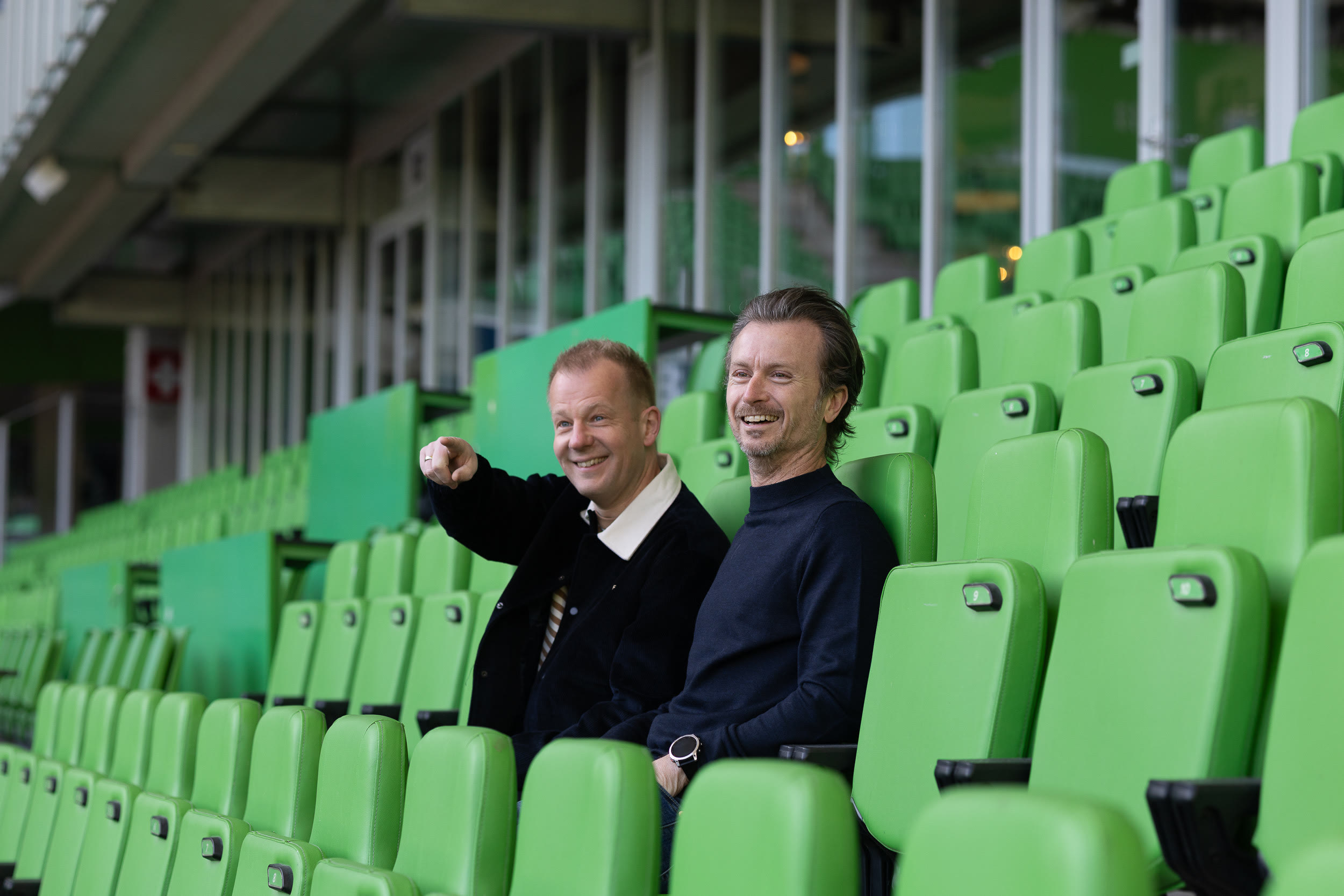 Vincent Colje en Mark Vos wijzend op de tribune van FC Groningen