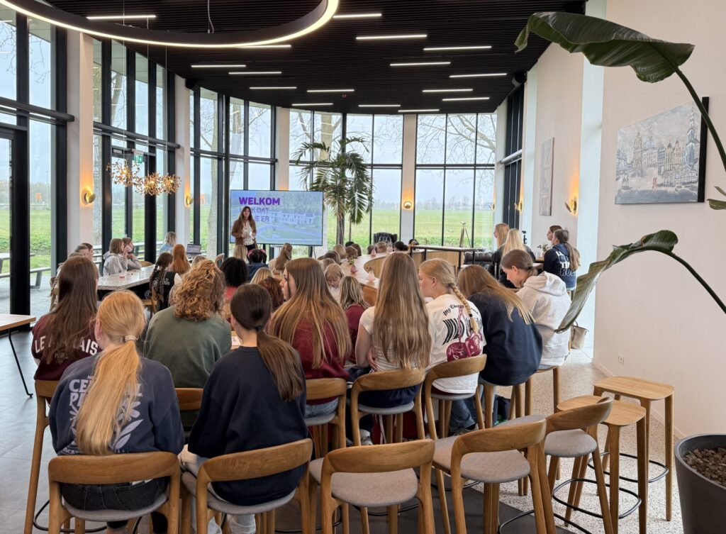 New Nexus ontving op Girls’ Day ruim 50 meiden van het Gomarus college uit Groningen om hen kennis te laten maken met de wereld van IT.