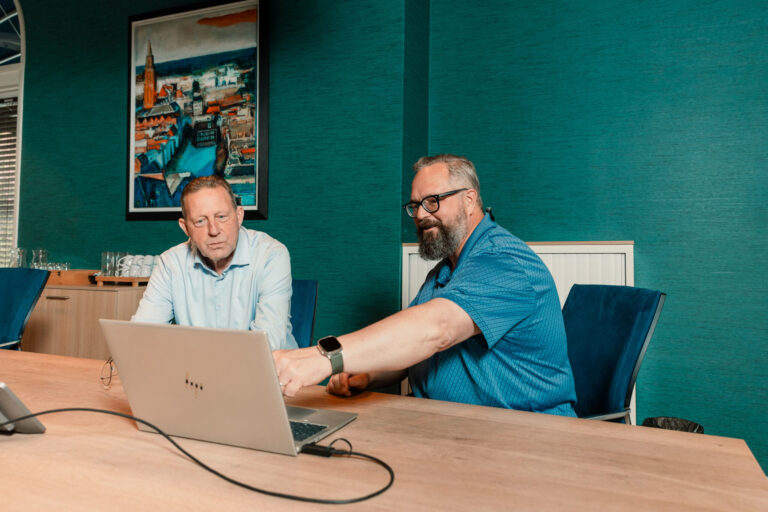 Klantcase Bebeka Dick en Marco achter de laptop