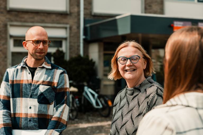 Sebastiaan Elise en Lajenda buiten in gesprek bij Espria