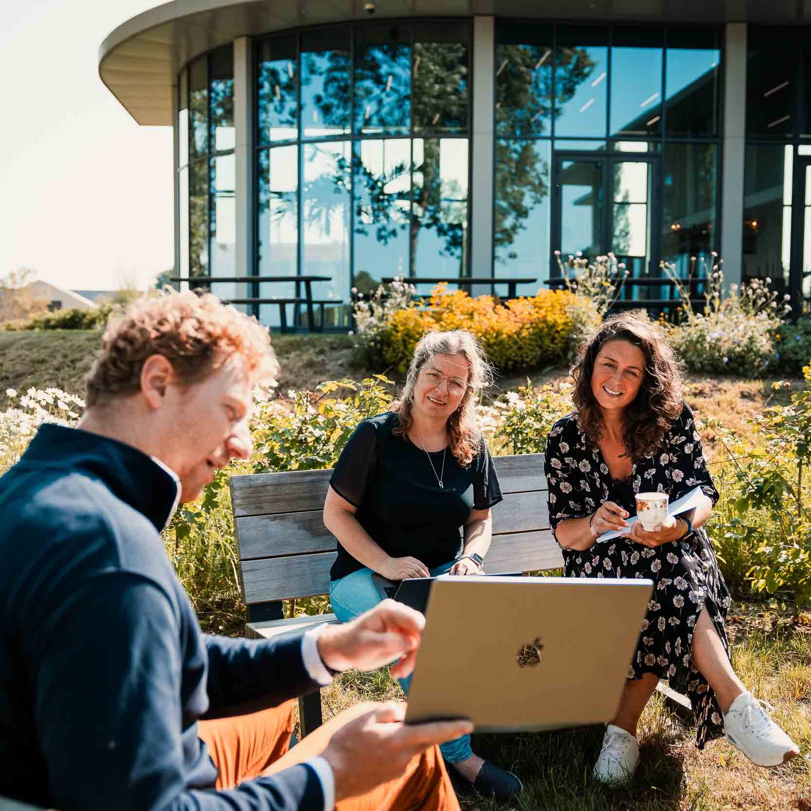 Samenwerken buiten, Tim, Pleuni, Ankie