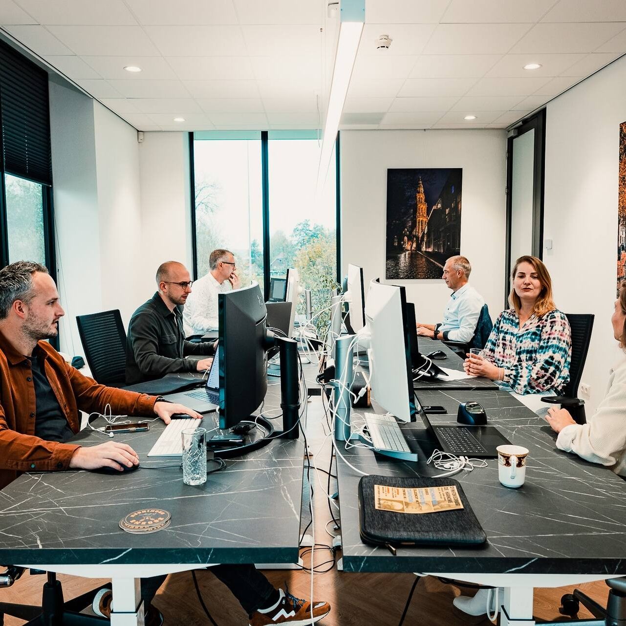 Wwerken bij grote tafel