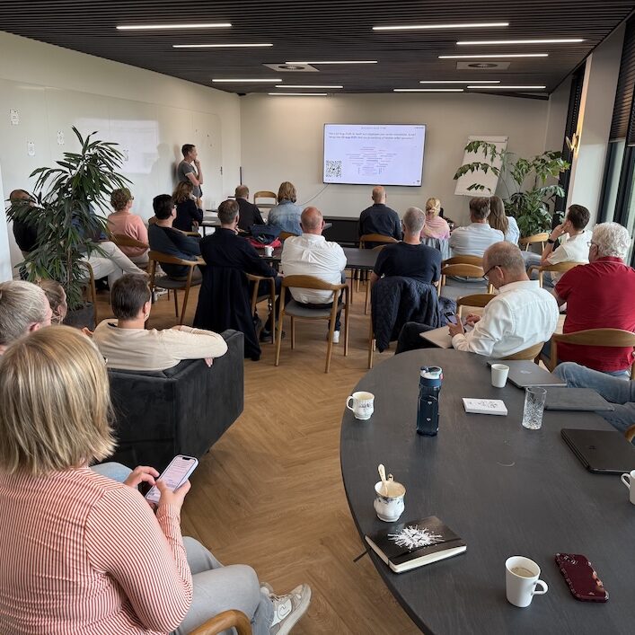 Deelnemers aan training Iedereen een AI maatje van Eric de Jong kijken naar word cloud op het scherm tijdens AI Summer School bij New Nexus