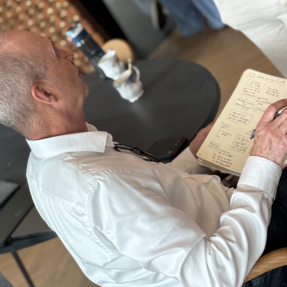 Ralph van Raaij maakt een visueel verslag tijdens de trainingen van de AI Summer School bij New Nexus