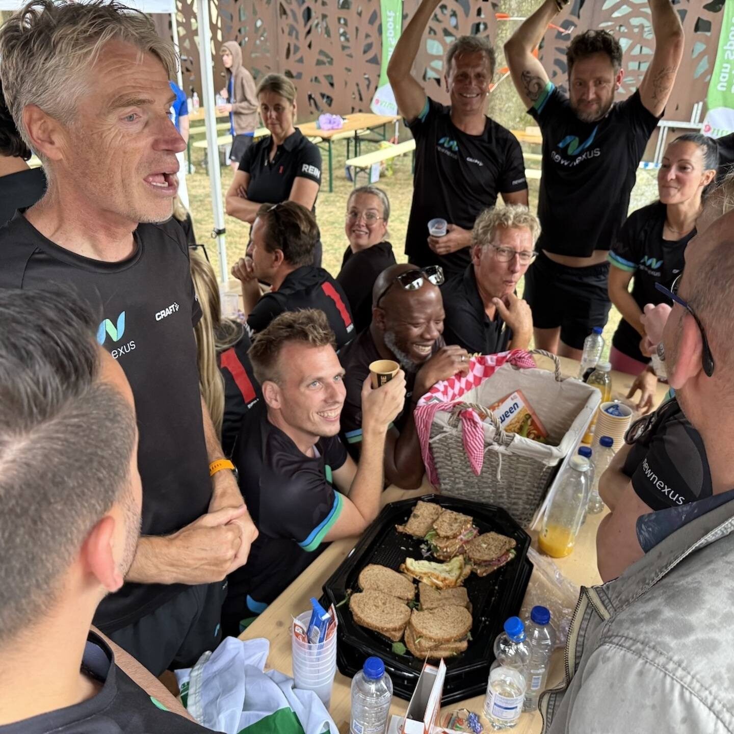 Tijdens de onweersbui wachten in de tent tijdens Drakenbootrace
